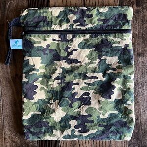 SLING SISTERS • wet dry bag green camo zipper pouch beach diaper clothes storage